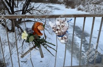 Жители Твери организовали мемориал на месте гибели 11-летнего мальчика Жители Твери организовали мемориал на месте гибели 11-летнего мальчика