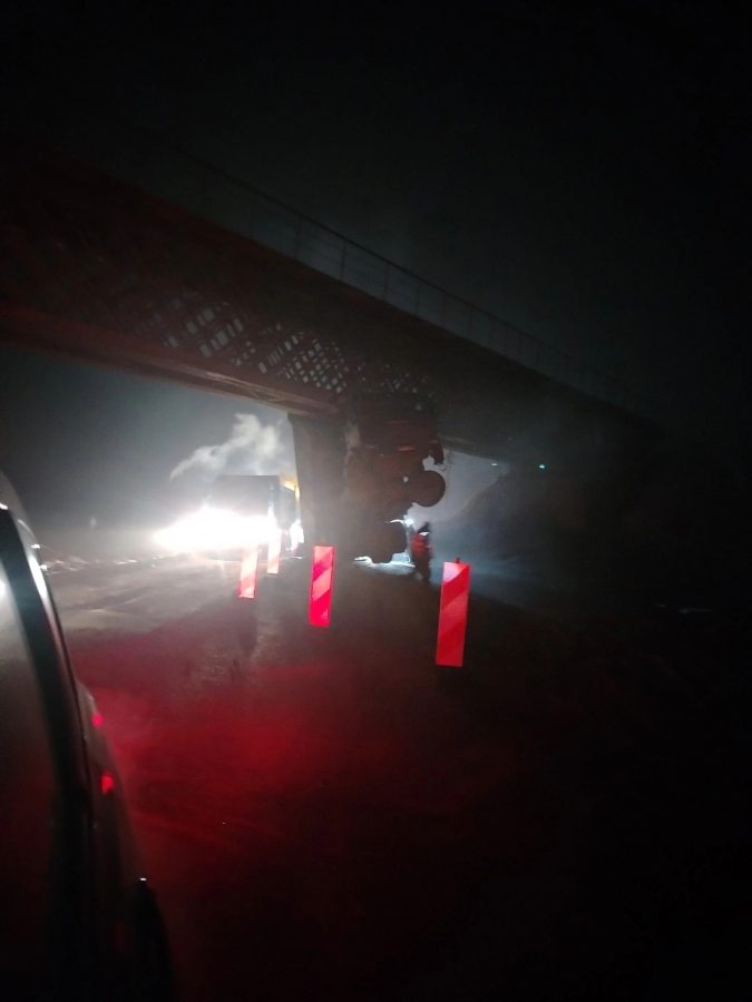 В Тверской области самосвал врезался в железнодорожный мост и повис в воздухе
