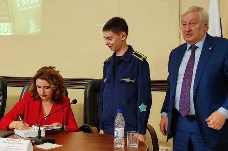 В Твери кадету ФСБ подарили экземпляр редкой книги «Фельдмаршал Гурко» с автографом В Твери кадету ФСБ подарили экземпляр редкой книги «Фельдмаршал Гурко» с автографом