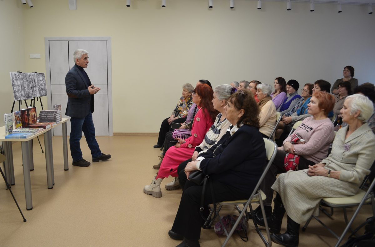 В Торопецкой библиотеке прошла встреча с писателем Владимиром Юриновым