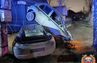 Ночью в Твери столкнулись «Порше» и «Ниссан» Ночью в Твери столкнулись «Порше» и «Ниссан»