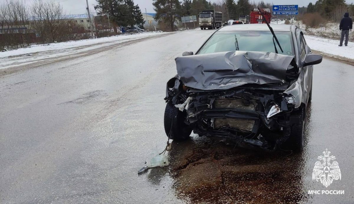 Пожарные помогли достать людей из машины после лобового столкновения