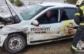 Пожарные помогли достать людей из машины после лобового столкновения Пожарные помогли достать людей из машины после лобового столкновения