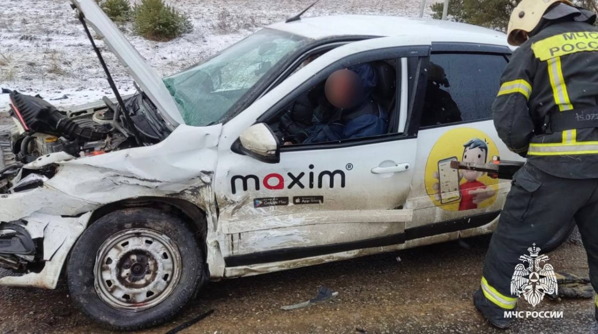 Пожарные помогли достать людей из машины после лобового столкновения