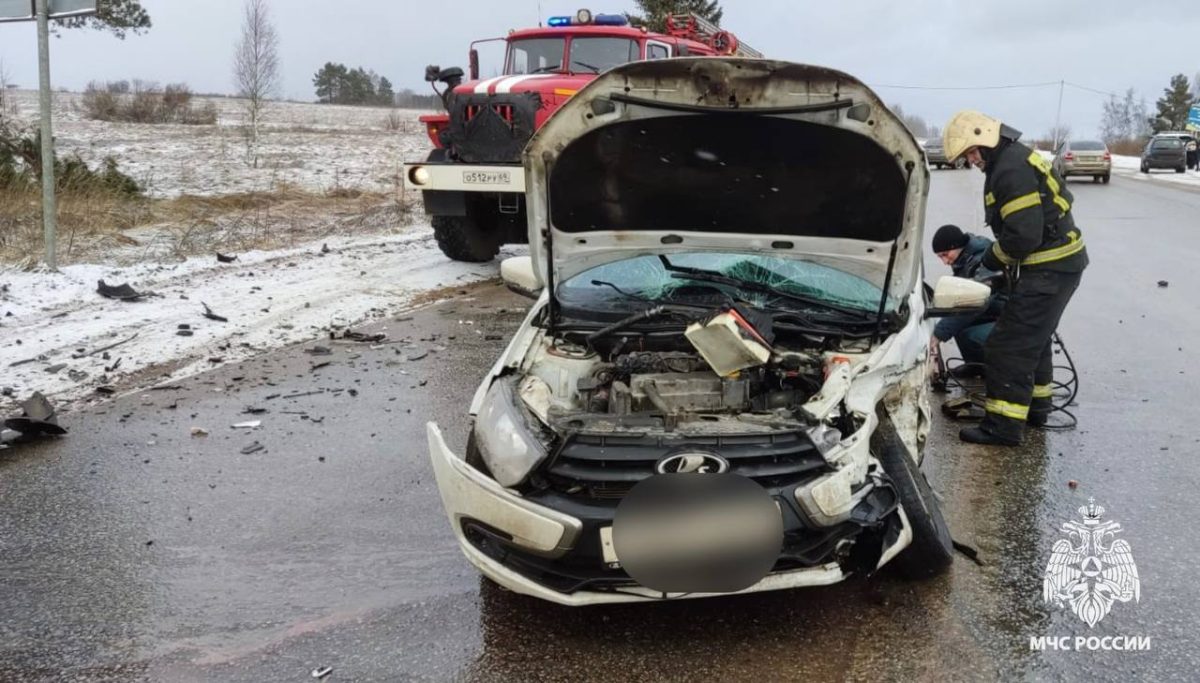 Пожарные помогли достать людей из машины после лобового столкновения