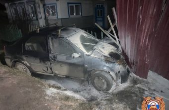 В Твери Рено протаранил забор и вспыхнул