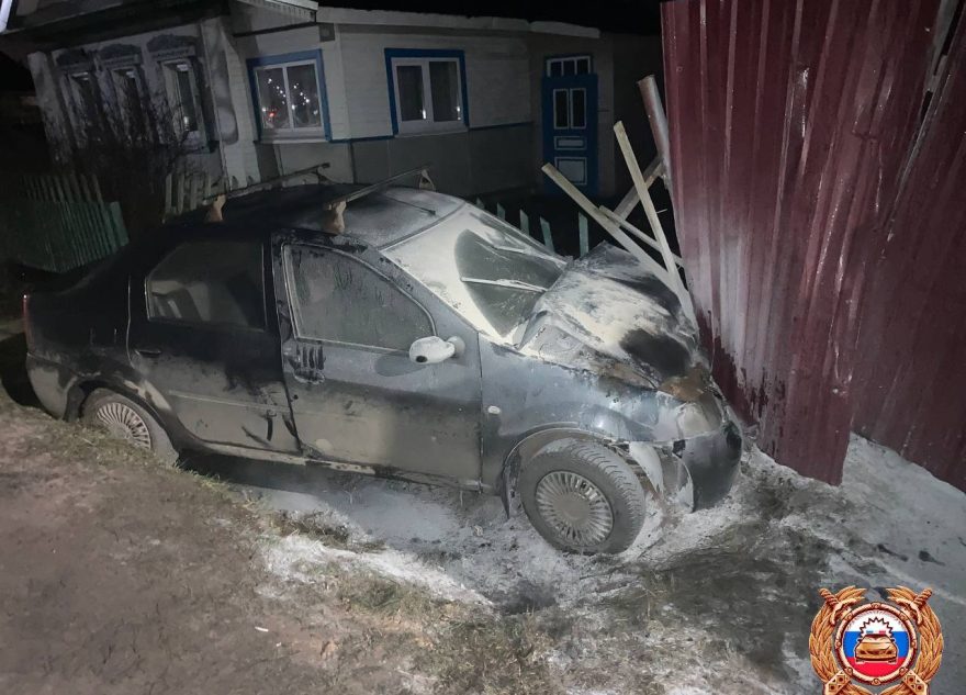 В Твери Рено протаранил забор и вспыхнул