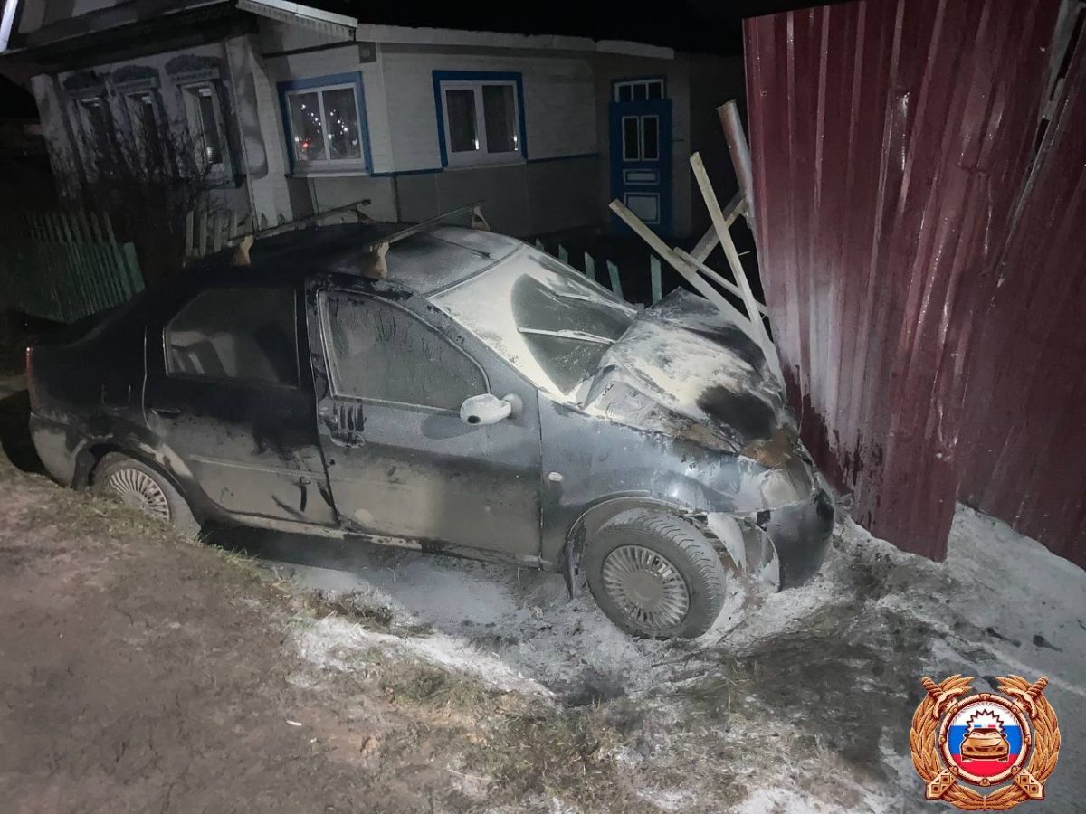 В Твери Рено протаранил забор и вспыхнул В Твери Рено протаранил забор и вспыхнул