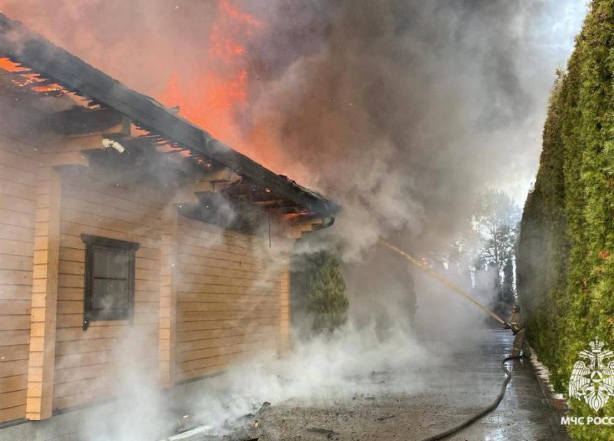 В Тверской области загорелся большой жилой дом