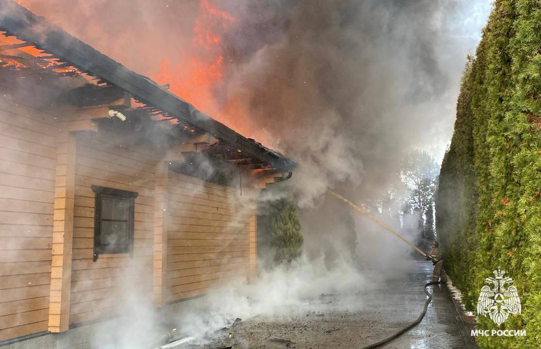 В Тверской области загорелся большой жилой дом