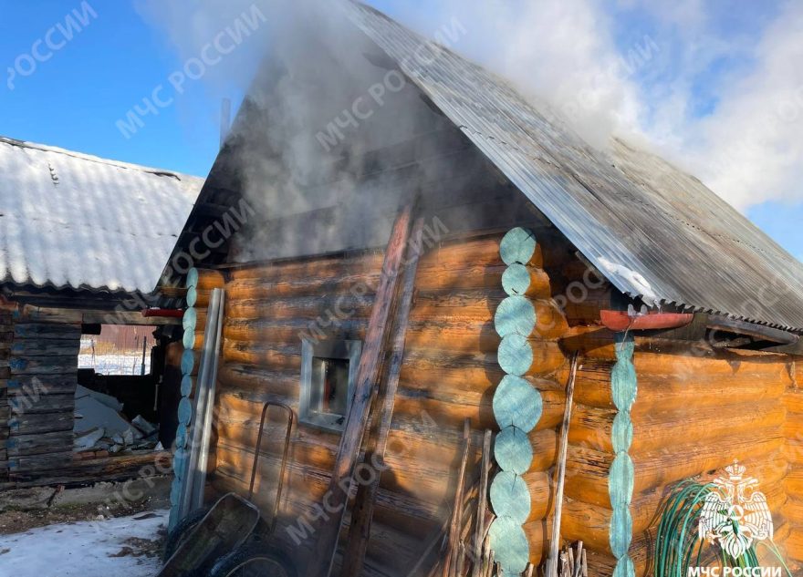 В Тверской области вспыхнула деревянная баня