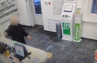 В Твери мужчина распылил баллончик в лицо сотрудника салона сотовой связи В Твери мужчина распылил баллончик в лицо сотрудника салона сотовой связи