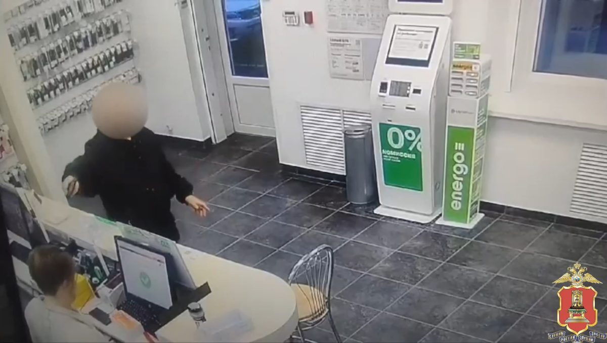 В Твери мужчина распылил баллончик в лицо сотрудника салона сотовой связи В Твери мужчина распылил баллончик в лицо сотрудника салона сотовой связи