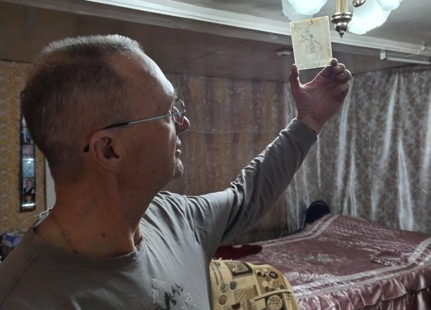 Под Тверью обнаружили старинный портрет неизвестной девочки с куклой