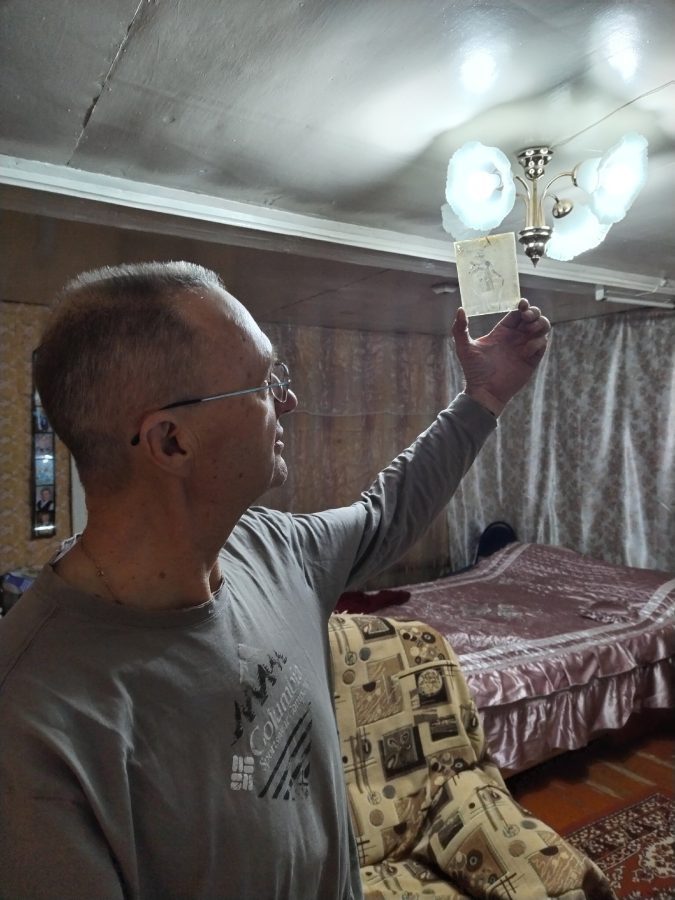 Под Тверью обнаружили старинный портрет неизвестной девочки с куклой