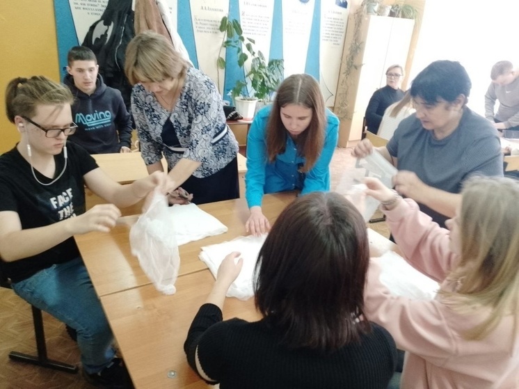 Студенты из Андреаполя мастерят марлевые повязки для бойцов в зоне СВО