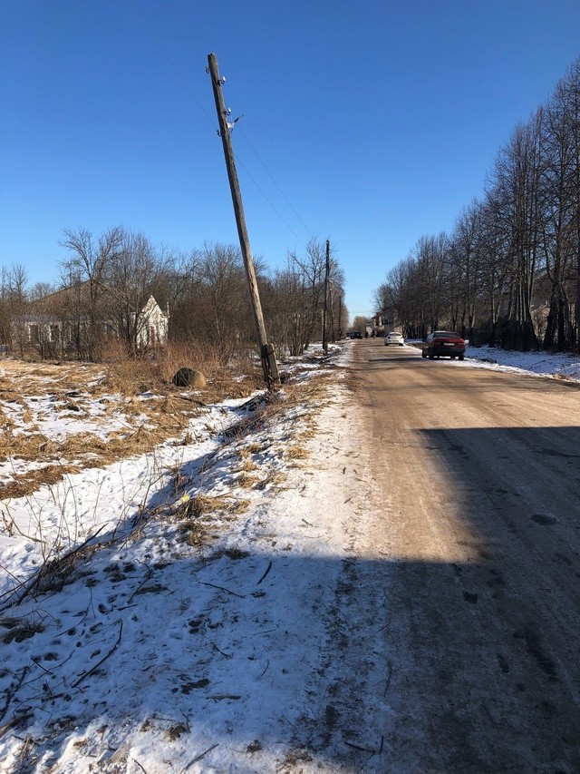 В Тверской области опоры решили прилечь на провода