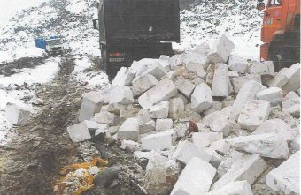 Самосвал завалил деревню под Тверью строительными отходами