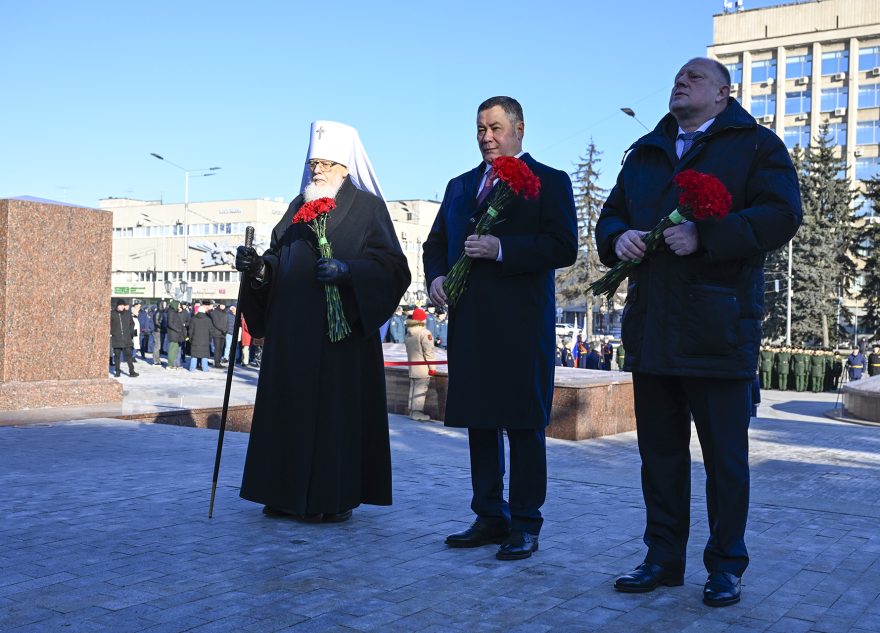 В День защитника Отечества Игорь Руденя в Твери возложил цветы к стеле «Город воинской славы»