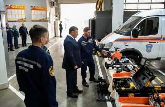 Игорь Руденя вручил региональные награды, передал технику и оборудование специалистам аварийно-спасательной службы Тверской области