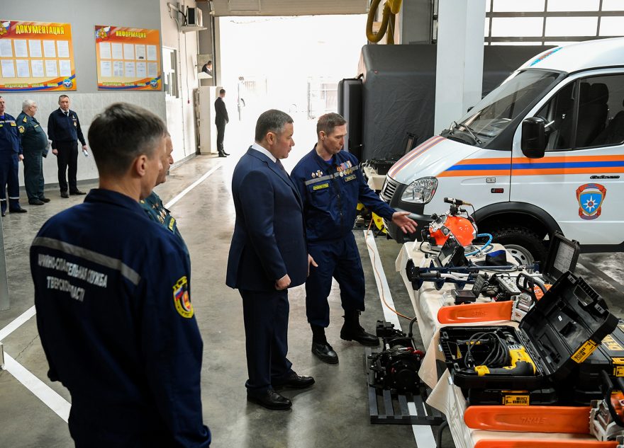 Игорь Руденя вручил региональные награды, передал технику и оборудование специалистам аварийно-спасательной службы Тверской области