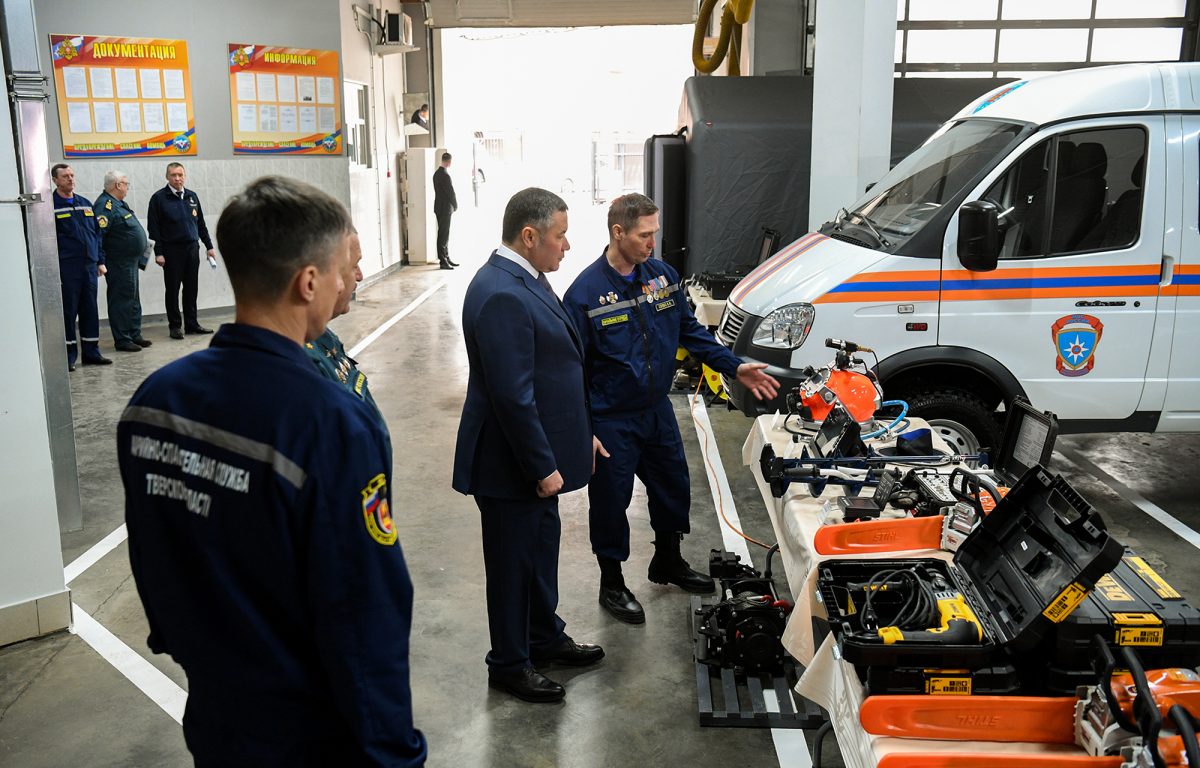 Игорь Руденя вручил региональные награды, передал технику и оборудование специалистам аварийно-спасательной службы Тверской области