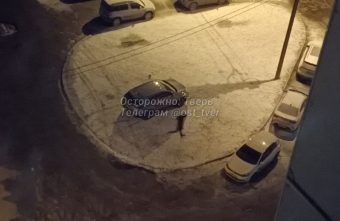 Ночью буйный житель Твери в одиночку напал на алкомаркет Ночью буйный житель Твери в одиночку напал на алкомаркет