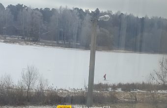 В Тверской области местный житель катается по тонкому льду на лыжах