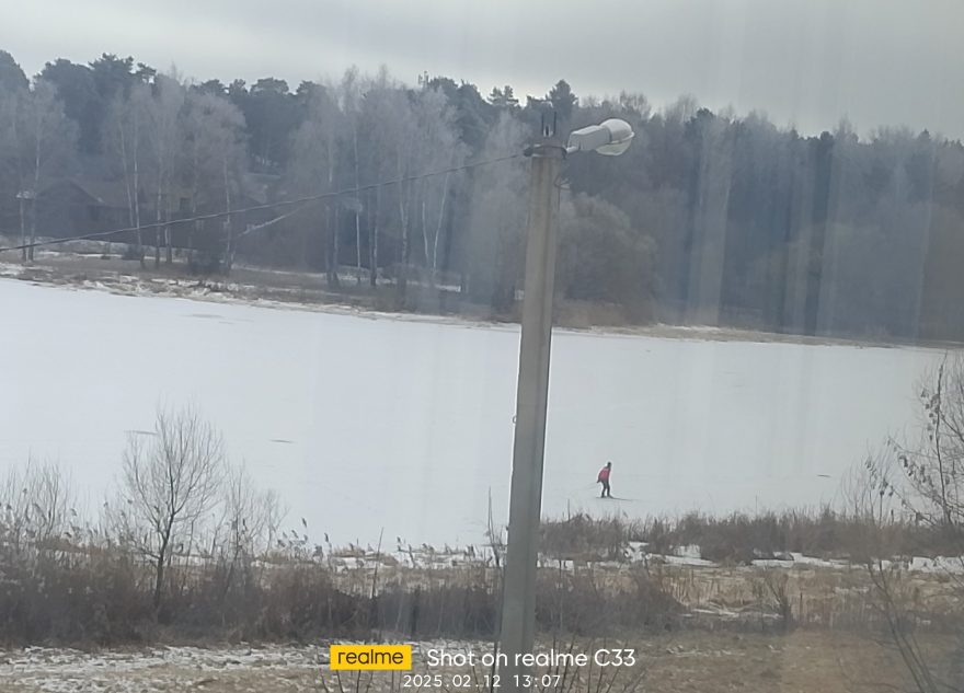 В Тверской области местный житель катается по тонкому льду на лыжах