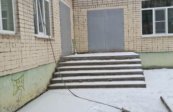 В Тверской области школа сливает сточные воды через жилой дом В Тверской области школа сливает сточные воды через жилой дом