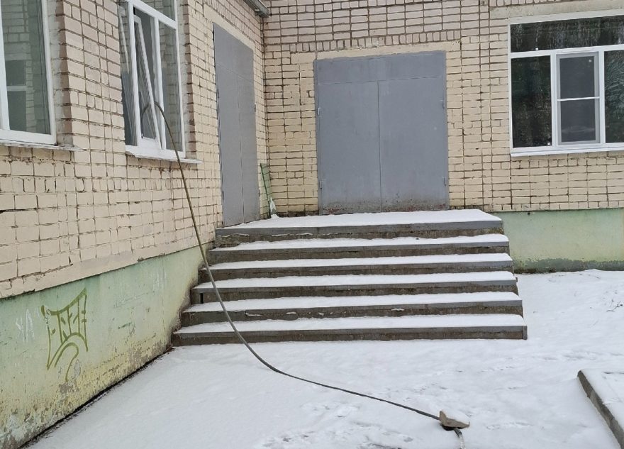 В Тверской области школа сливает сточные воды через жилой дом