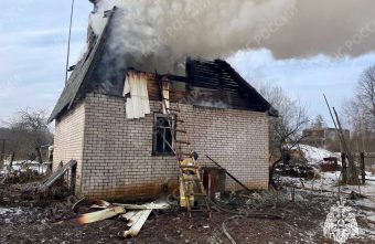 Огонь уничтожил кровлю здания в Тверской области