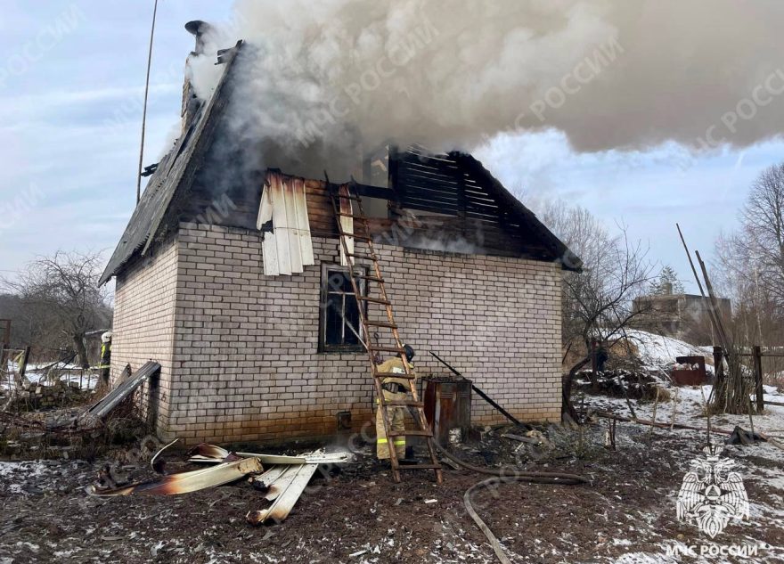 Огонь уничтожил кровлю здания в Тверской области