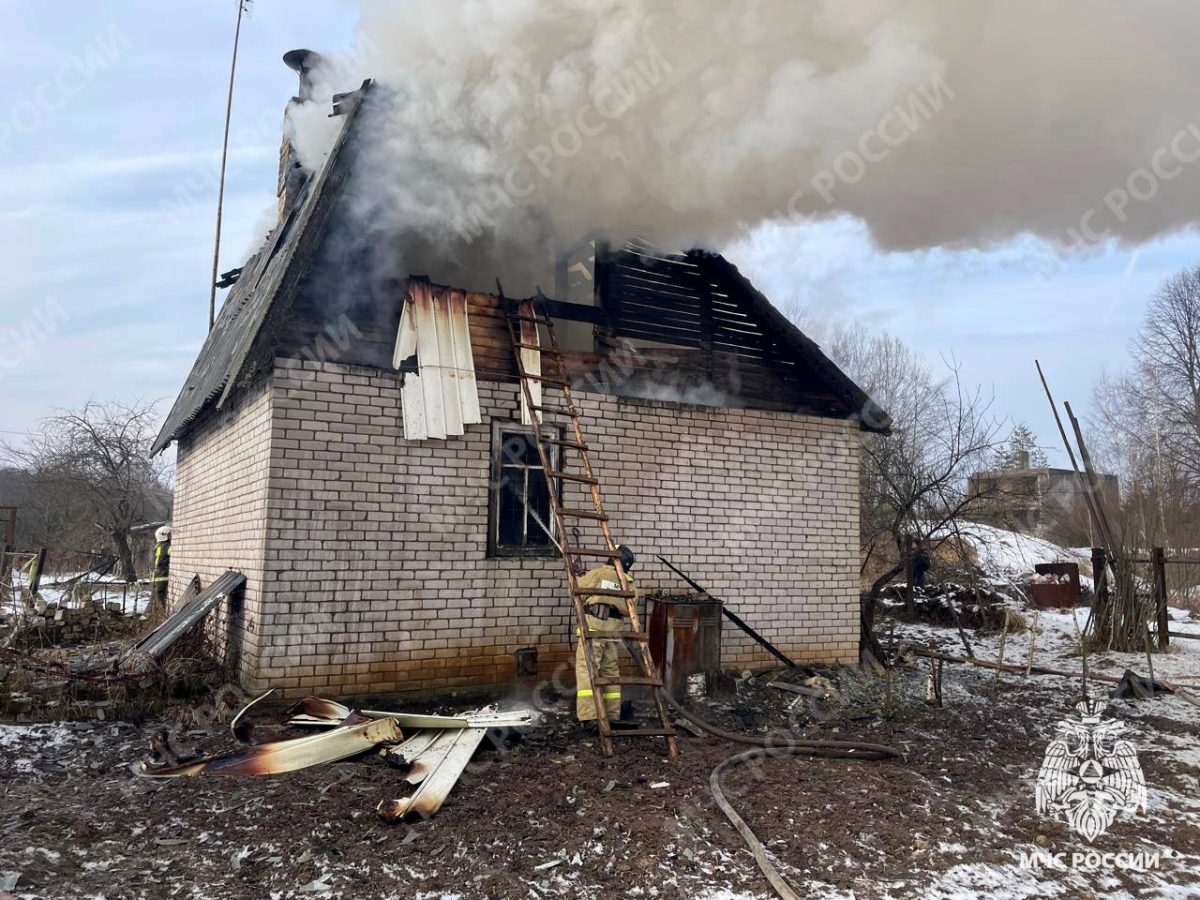 Огонь уничтожил кровлю здания в Тверской области