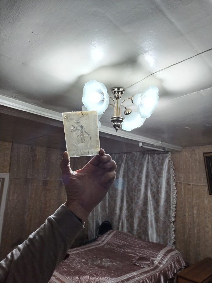 Под Тверью обнаружили старинный портрет неизвестной девочки с куклой