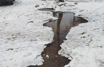 В Тверской области уже месяц затапливает дома и улицы