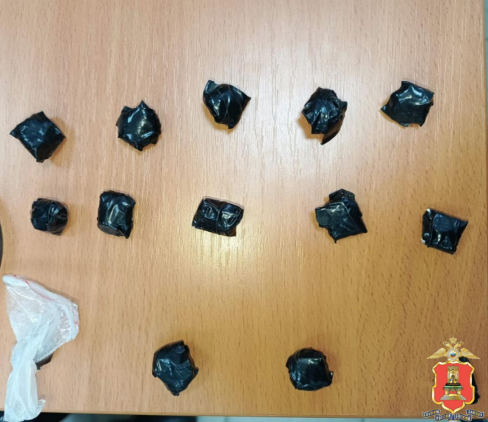 13 свёртков с наркотиком нашли в карманах у задержанного в Твери мужчины 13 свёртков с наркотиком нашли в карманах у задержанного в Твери мужчины