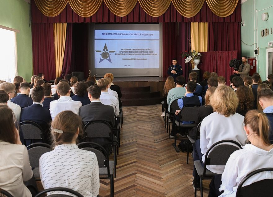 В школе №17 города Твери состоялось торжественное мероприятие в честь Года защитника Отечества