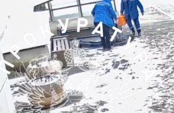 В Твери сотрудник скорой кинул нетрезвого мужчину на асфальт В Твери сотрудник скорой кинул нетрезвого мужчину на асфальт