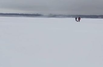 Тверские сотрудники МЧС спасли двух рыбаков, дрейфующих на льдине