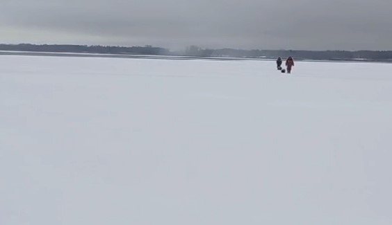 Тверские сотрудники МЧС спасли двух рыбаков, дрейфующих на льдине Тверские сотрудники МЧС спасли двух рыбаков, дрейфующих на льдине