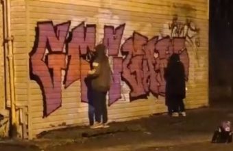 В Тверской области вандалы изрисовали многоэтажный дом В Тверской области вандалы изрисовали многоэтажный дом