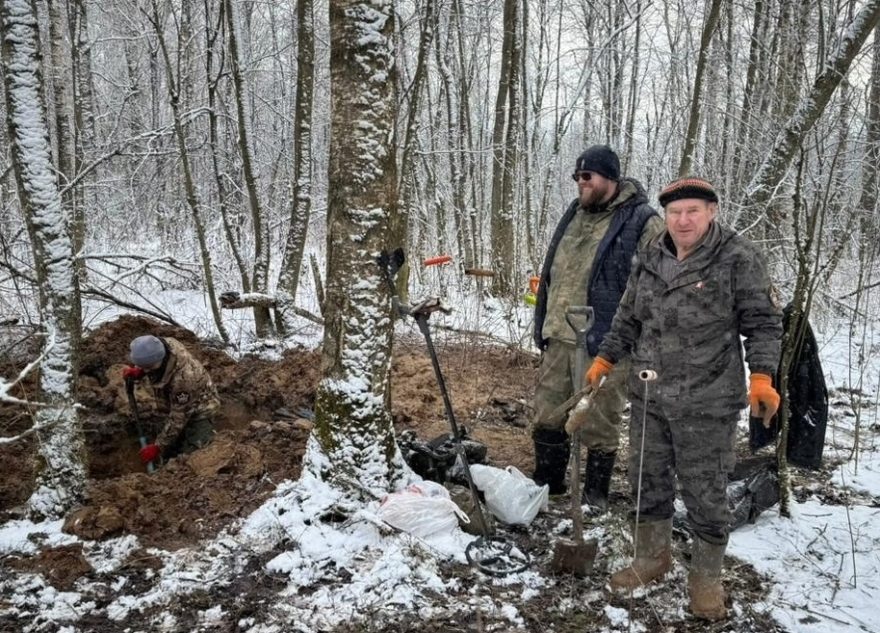 В Тверской области поисковики чудом обнаружили захоронение времен ВОВ В Тверской области поисковики чудом обнаружили захоронение времен ВОВ