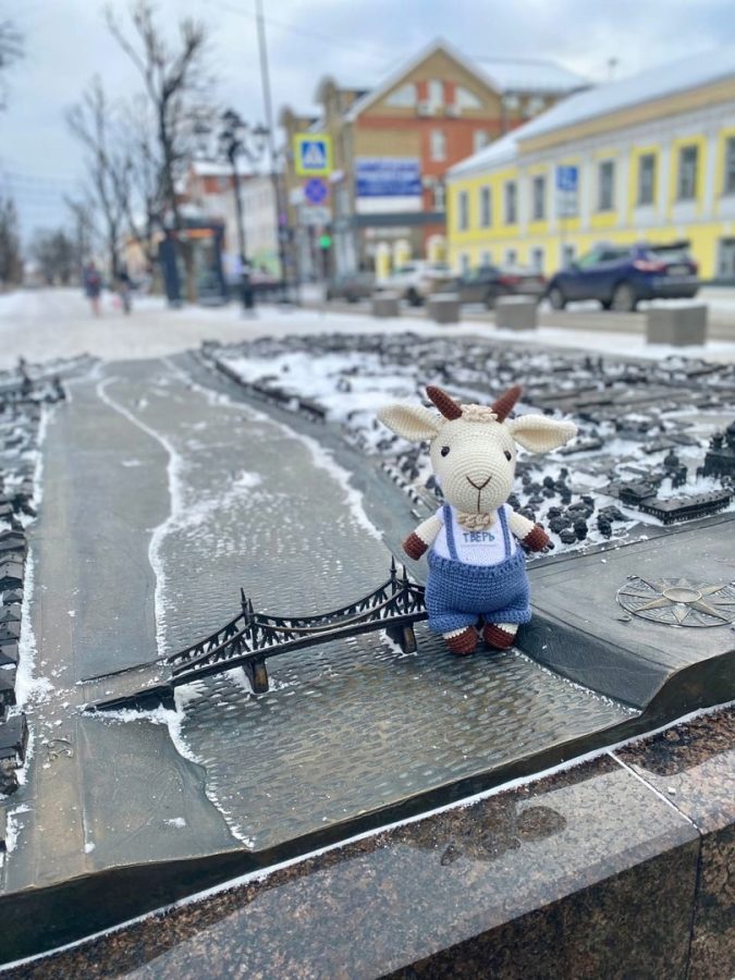 По центральным улицам Твери гуляет вязаный козел