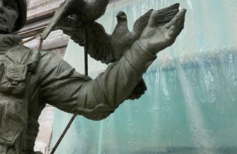 Глава муниципалитета в Тверской области объяснил, почему частью памятника стали голуби Глава муниципалитета в Тверской области объяснил, почему частью памятника стали голуби
