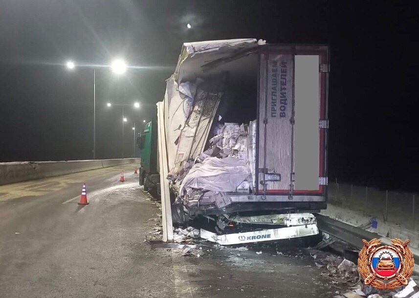 Две фуры столкнулись на трассе М-11 в Тверской области
