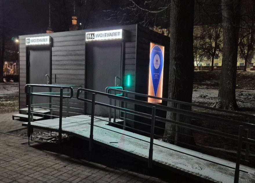 Жители Твери не могут попасть внутрь нового общественного туалета