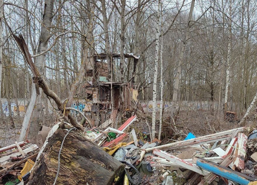Посреди свалки в Твери возвели дом
