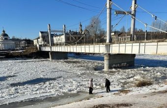 В Тверской области дети испытывают на прочность весенний лёд