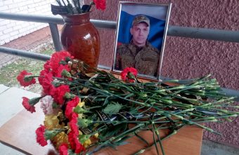 В Тверской области установили мемориальную доску в память об участнике СВО Артеме Рыбакове В Тверской области установили мемориальную доску в память об участнике СВО Артеме Рыбакове